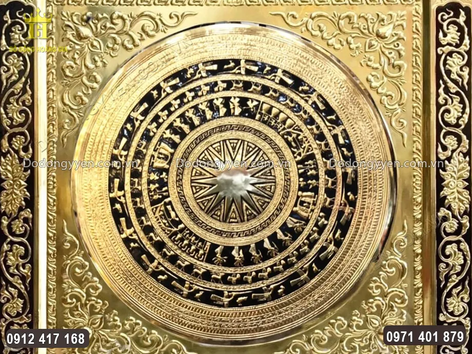 H&igrave;nh ảnh dơi chầu được chạm th&uacute;c nổi sắc n&eacute;t